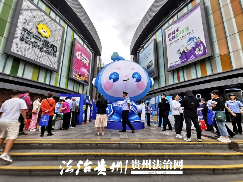 图1：不断有市民前往世纪金源广场宣传点.jpg