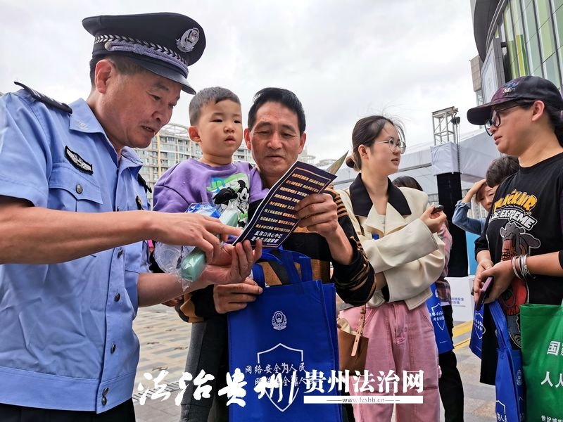 图2：民警帮助群众普及网络安全法律法规.jpg