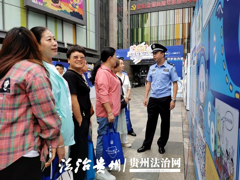 图3：市民从展板上学习网络安全相关知识.jpg