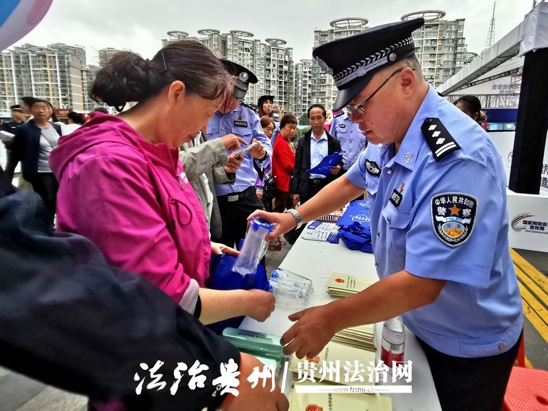 图4：民警向市民发放资料解答网络安全知识.jpg