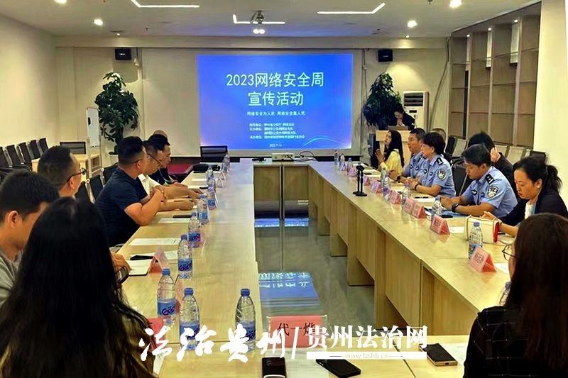 图5：民警在向企业职工进行网络安全普法宣讲.jpg