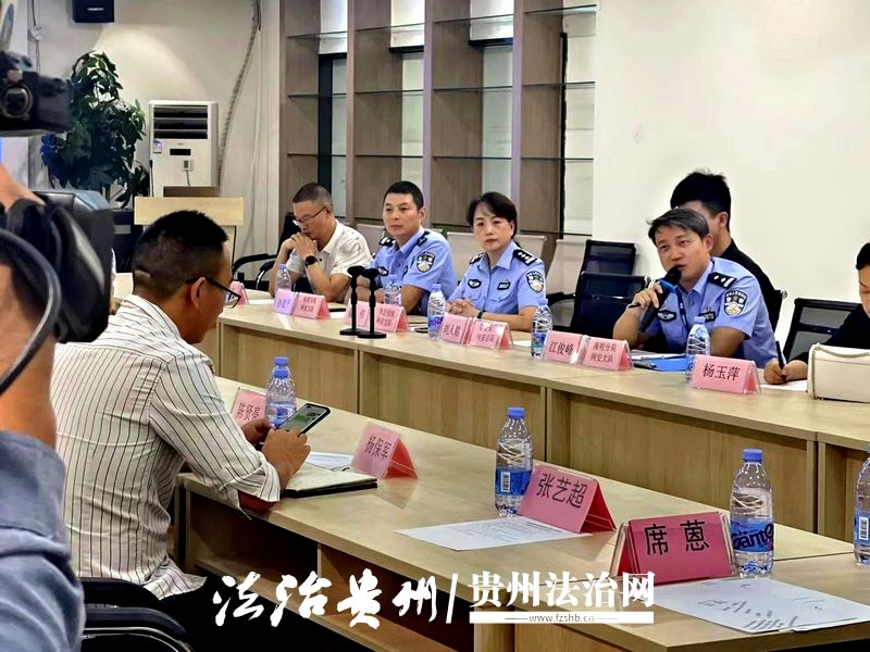 图6：在花溪大道宣传点民警与企业职工互动交流.jpg