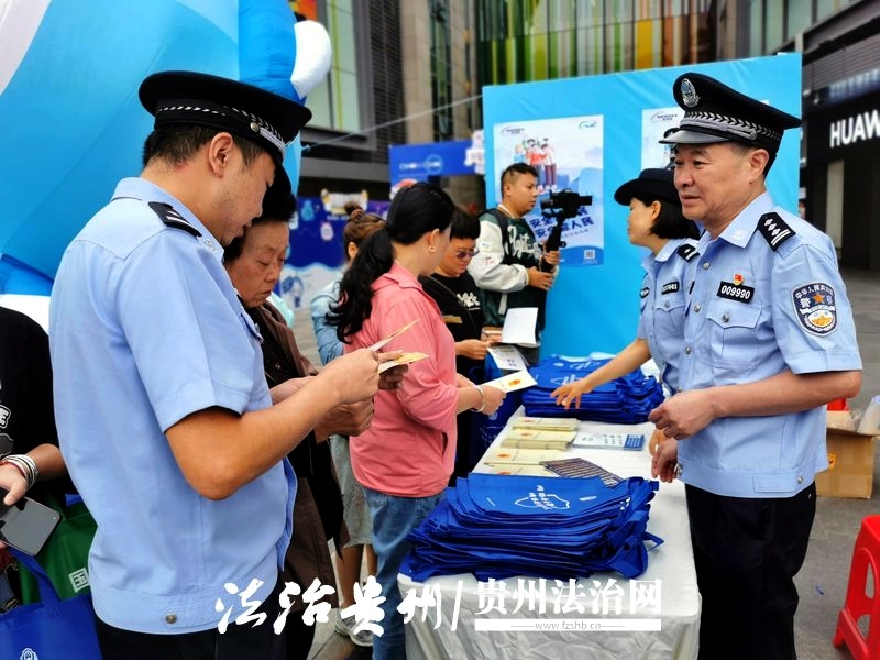 图7：在世纪金源广场民警与群众零距离互动交流.jpg