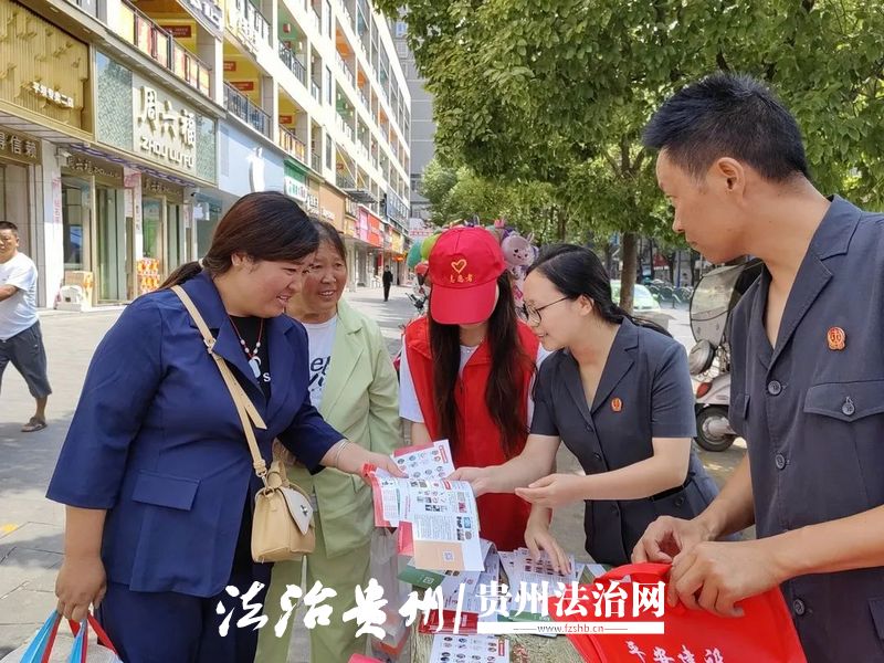 图2：干警们在宣传点向过往群众发放宣传资料及宣传图册.jpg