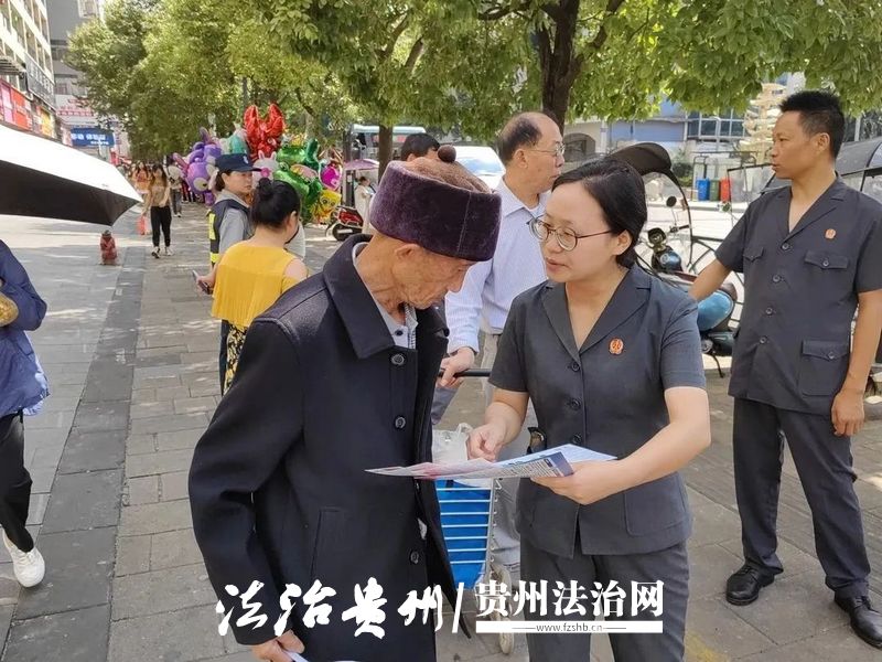 图3：干警向群众普及维护好网络安全和防范电信网络诈骗.jpg