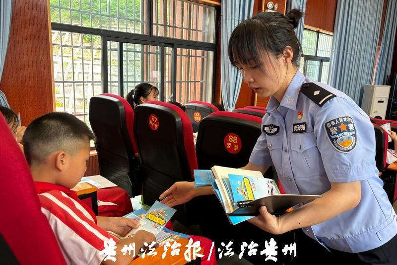 图3：民警向同学们发放网络安全宣传资料.jpg