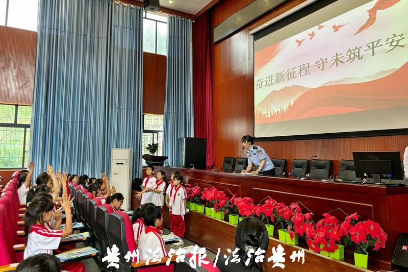 图2：同学们纷纷举手抢答问题.jpg
