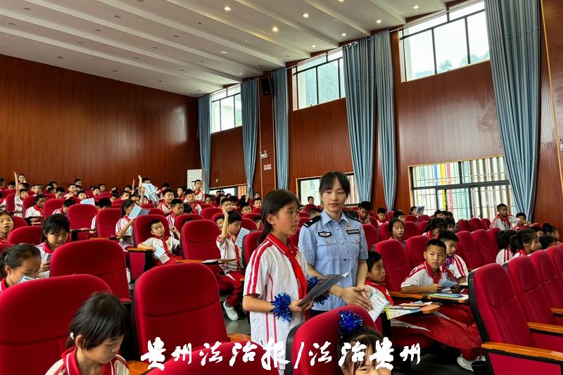 图1：民警进校园宣传活动现场.jpg